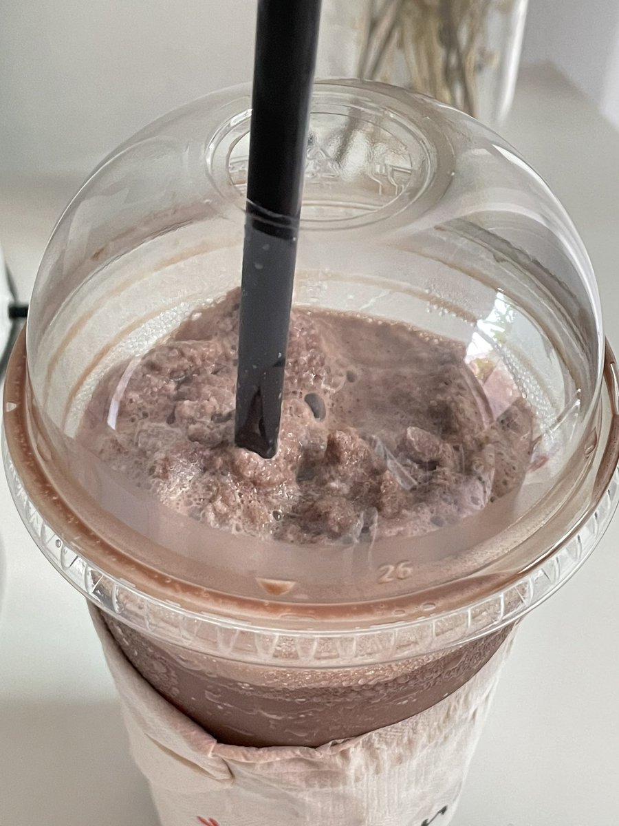 itfeelstory's tweet photo. โกโก้ปั่นของอินทนิลคือเดอะเบสจริง เข้มมาก หอมอร่อยมาก หวานปกติยังอร่อย กำลังดีไม่หวานแสบคอ แนะนำบอกเขาว่า ‘ขอแบบปั่นละเอียด’ อร่อยขึ้น 300% แสงออกปาก ฮือ https://t.co/znJig2tVqq