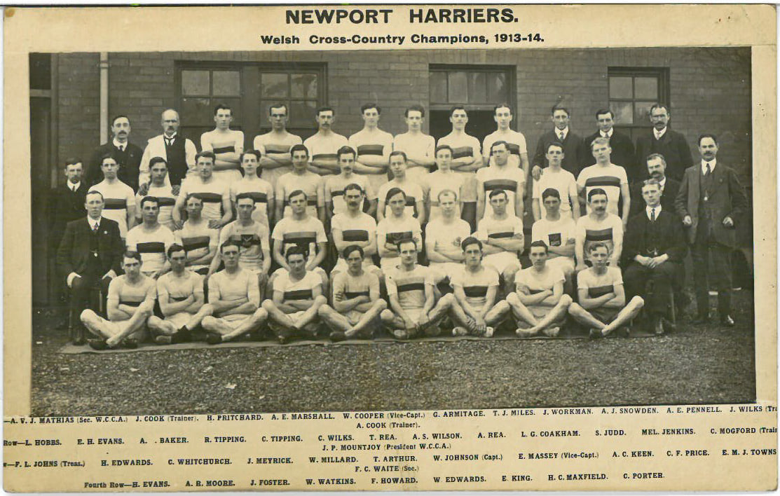 Mae gan yr Archifau nifer o gasgliadau chwaraeon gan gynnwys Clwb Athletau Newport Harriers. 

Un o'r dynion yn y ffotograff yw Thomas Arthur, enillydd Pencampwriaethau Traws Gwlad Cymru rhwng 1906 ac 1909. 

#ArchifauChwaraeon #Archif30

Cyf: D1836/7