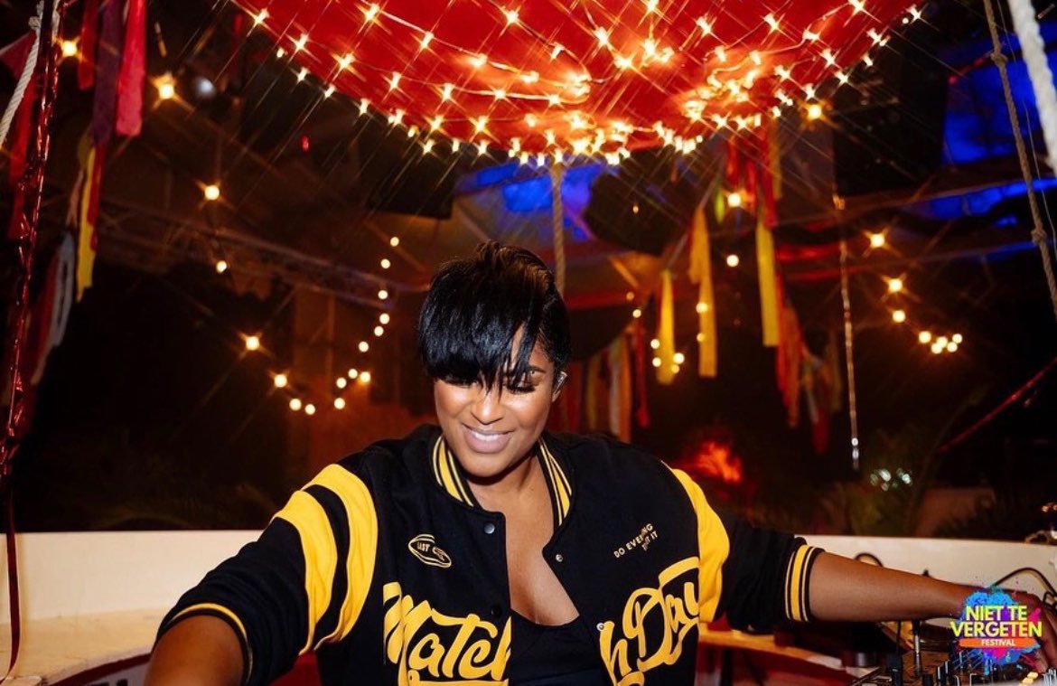 JenCookeMusic's tweet image. Rocking at “Niet Te Vergeten Festival” was amazing💛#vocaldj #jennifercooke #festival