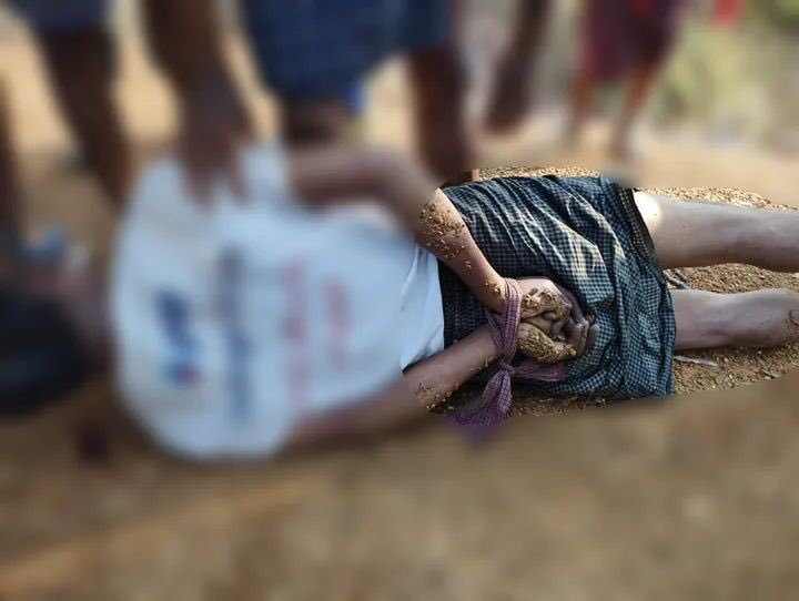 eitphyo68437076's tweet photo. In Hnankhar village, Gangaw tsp, the dead body of a 60 yo man was found following the raid of junta soldiers and PyuSawHtee yesterday. They looted the foodstuffs and also threatened to burn down the village. #2022Apr19Coup #WhatsHappeningInMyanmar https://t.co/SuuxX5s708