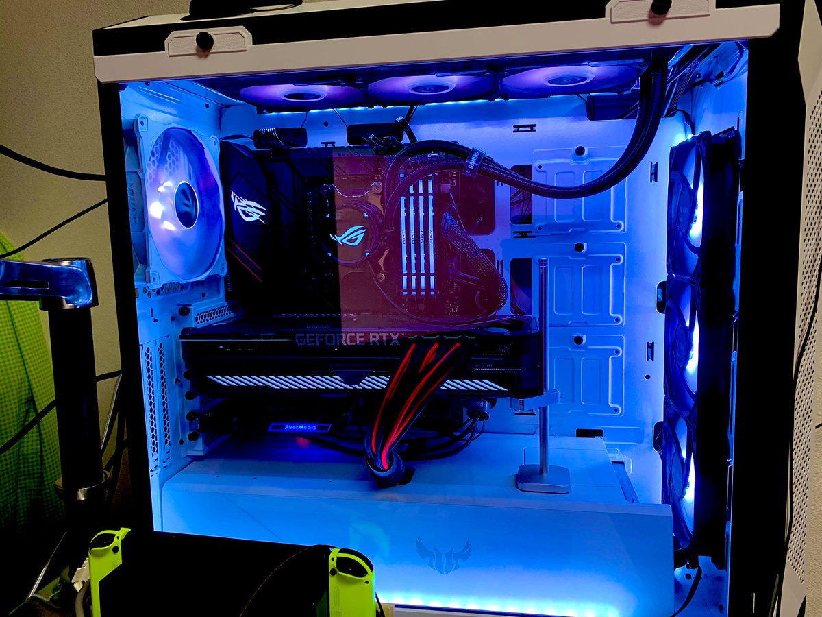 takosan021's tweet photo. 白黒ASUS☆彡
※pcケース内のみ綺麗です。
#ASUS
#ROGGameInStyle
#TUFGaming https://t.co/q87GuRbH6j