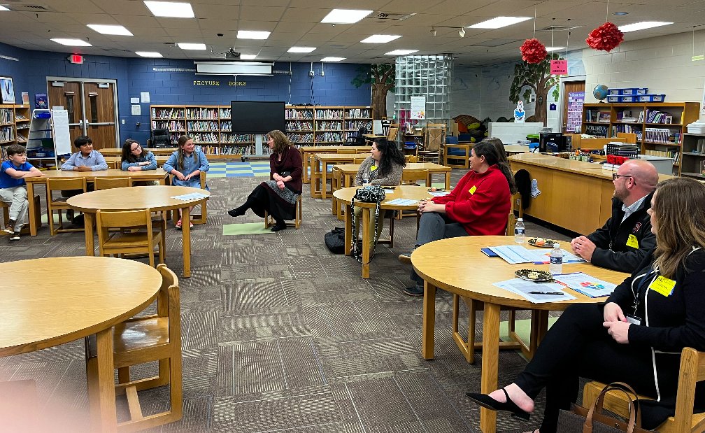 karl0728's tweet photo. So proud of our 5th graders yesterday for defending 3 of their PoG competencies to our #KYILN guests! Then they stayed for Q&A to share their experiences! #IL3 #minidefense @heritage_elem @shelbycountysch https://t.co/gtLSuxul8S