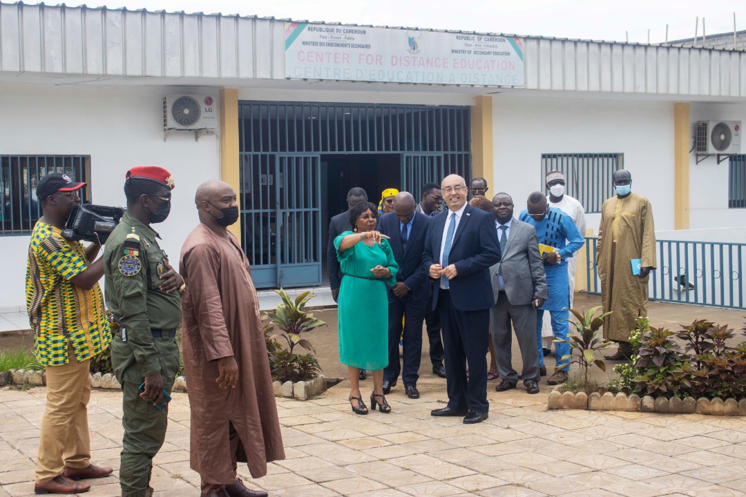 UnescoYaounde's tweet photo. Pr. Nalova Lyonga, #MINESEC dit aurevoir de manière mémorable au Dir @SZKhaled - l'« AMI DE L’EDUCATION DU CAMEROUN ». L'aurevoir s’est fait au Centre d’Education à Distance du Cameroun. Le pays est aujourd’hui une référence en matière d’éducation à distance. #MonEcoleEnLigne https://t.co/dOTsFrJMdI