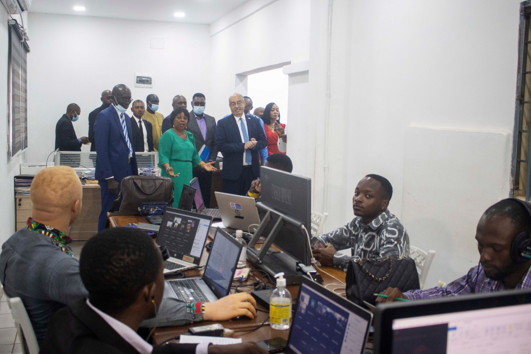 UnescoYaounde's tweet photo. Pr. Nalova Lyonga, #MINESEC dit aurevoir de manière mémorable au Dir @SZKhaled - l'« AMI DE L’EDUCATION DU CAMEROUN ». L'aurevoir s’est fait au Centre d’Education à Distance du Cameroun. Le pays est aujourd’hui une référence en matière d’éducation à distance. #MonEcoleEnLigne https://t.co/dOTsFrJMdI