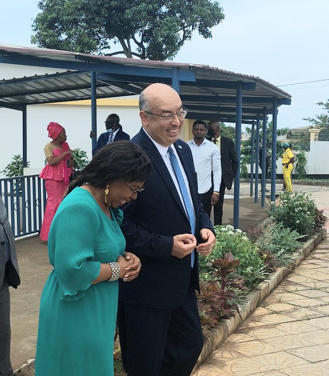 UnescoYaounde's tweet photo. Pr. Nalova Lyonga, #MINESEC dit aurevoir de manière mémorable au Dir @SZKhaled - l'« AMI DE L’EDUCATION DU CAMEROUN ». L'aurevoir s’est fait au Centre d’Education à Distance du Cameroun. Le pays est aujourd’hui une référence en matière d’éducation à distance. #MonEcoleEnLigne https://t.co/dOTsFrJMdI