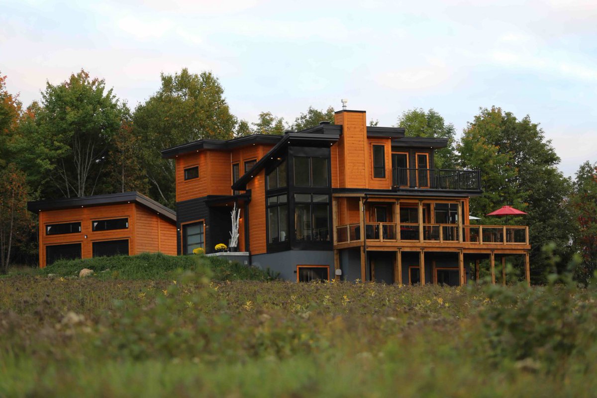 timberblock's tweet photo. Today's featured custom home is a beautiful contemporary, built in Ontario. Stay posted! We'll show you the original model later today. #timberblock #gocustom https://t.co/UmW6QYsk1u