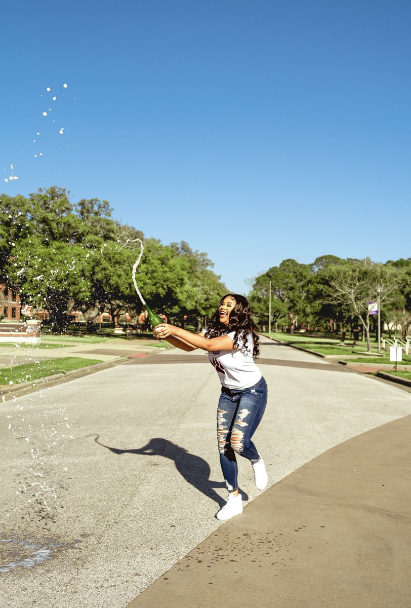 bigAYRI's tweet image. Forever breaking generational curses.🙏🏽
BIG Alumna NOT da lil one.👆🏽
#HBCUGrad #PvGrad #Pv22