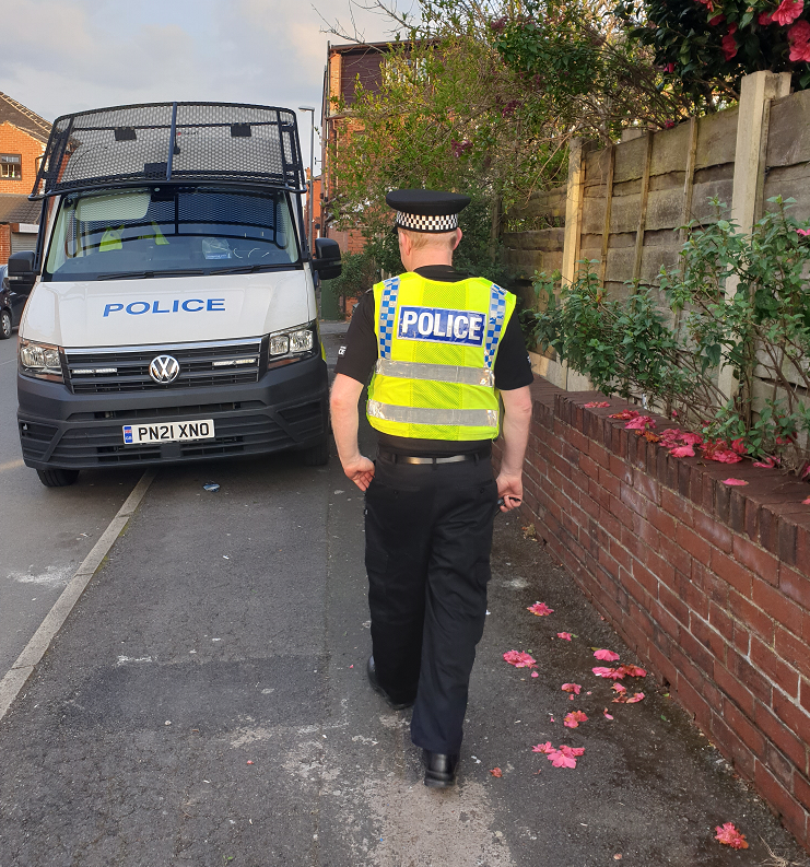 GMPOldham's tweet photo. #OPVALIANT
You may see our officers out and about today as they prevent robbery and violent crime.
Help us keep you and your belongings safe by taking the time to plan your journey and be aware of your surroundings when out and about.
@GM_VRU
https://t.co/xBtTGgXKnB https://t.co/bl1P7ZqrDd