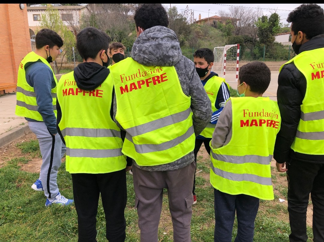 Sasunvoluntaria's tweet photo. Cómo siempre #fmapfre llega a todos. En esta ocasión los alumnos del #ieszaurin han realizado una ruta de senderismo segura gracias a @fmapfre que ha aportado 50 chalecos reflectantes. #objetivocero #movilidadsegura #SeguridadVial https://t.co/IhPAocJvw2
