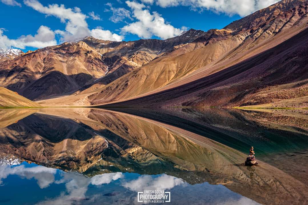 iAjay_Banyal's tweet image. Colors &amp;amp; Moods of Chandra Taal...

Chandra Taal or Tso Chigma
(meaning the Lake of the Moon), or Chandra Tal is a lake in the Lahaul part of the Lahul and Spiti district of Himachal Pradesh, India. Chandra Taal is near the source of the Chandra River. 1