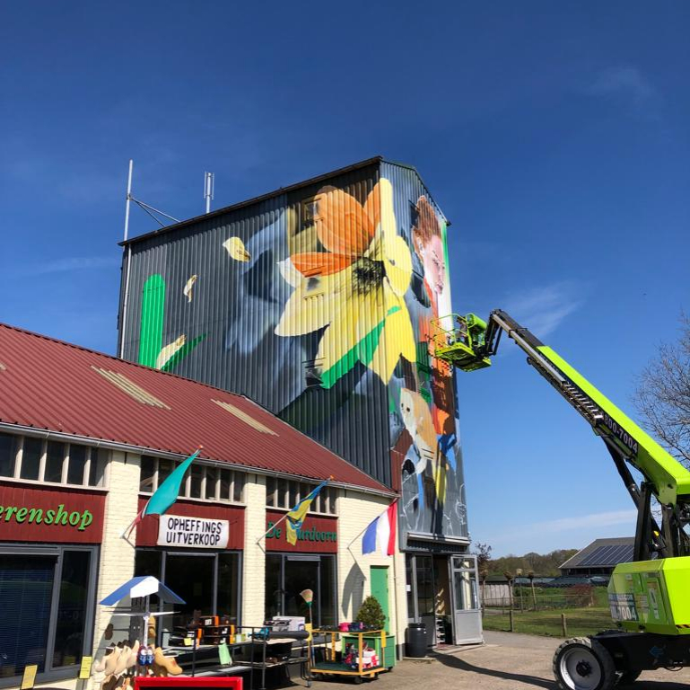 De contouren van het kunstwerk op De Vuurdoorn in Beltrum worden steeds meer zichtbaar. Kunstenaar Marcus Debie heeft zich voor deze lokale ode laten inspireren door het agrarische landschap, de gemeenschapszin en Beltrumse activiteiten als het bloemencorso en de survivalrun.