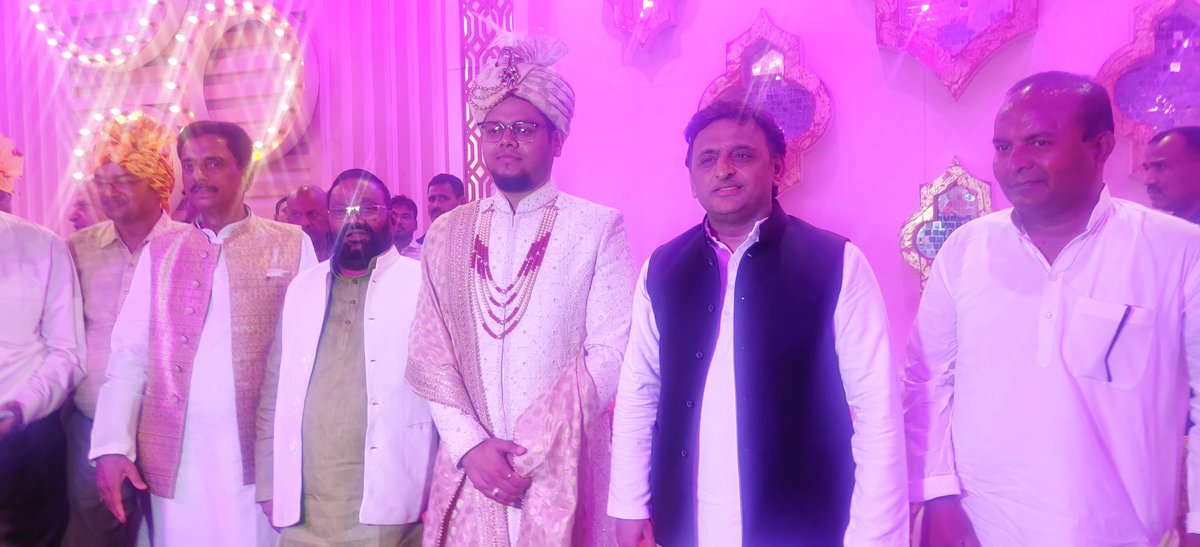 आज लखनऊ में श्री आर. एस. कुशवाहा जी के पुत्री के वैवाहिक कार्यक्रम में मा. राष्ट्रीय अध्यक्ष, <a href="/yadavakhilesh/">Akhilesh Yadav</a> जी के साथ उपस्थित होकर आशीर्वाद दिया।