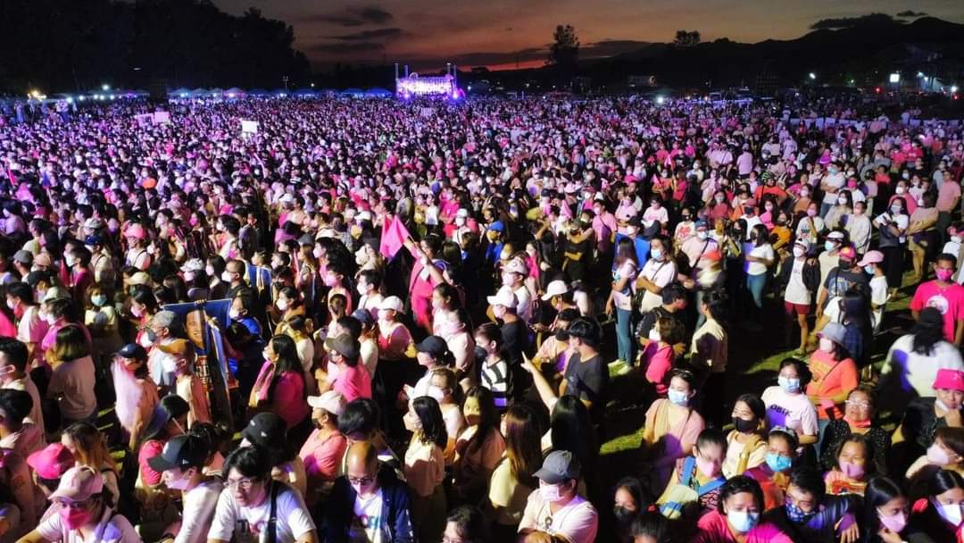 manexV's tweet photo. Isa na po akong Ganap na sibuyas.. Opo, kasama po kami ng aking Misis sa mga sibuyas na nakapunta at nakinig sa rally ni VP Leni at Sen Kiko sa Bataan. kasama po kami sa estimated 65,000 na sibuyas na dumalo. 😊 

#Kakampink
#SibuyasNaPoKami
#BataanIsPink 
#HindiIsusukoAngBataan https://t.co/EY3ubIXuFs