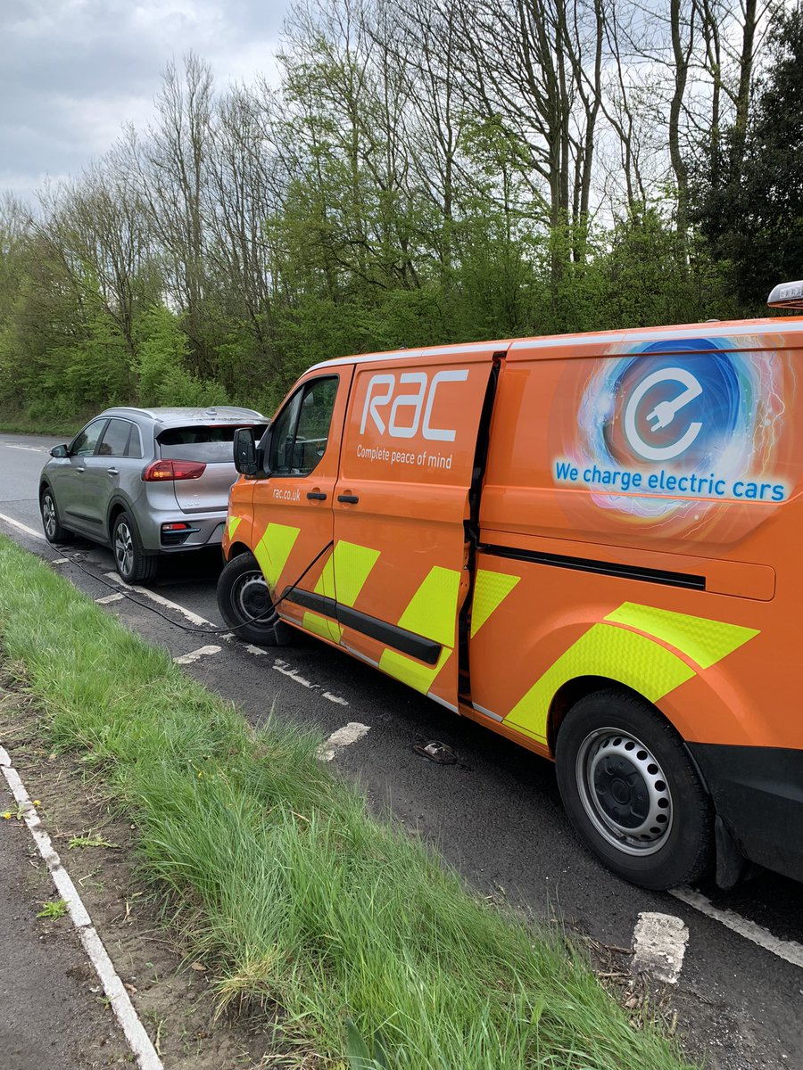 Ambassador_RAC's tweet photo. @TheRAC_UK EV charger working hard to enable this unfortunate customer to make it a mile to the nearest charging station. 🚨⚡️ https://t.co/HbyJJipwda