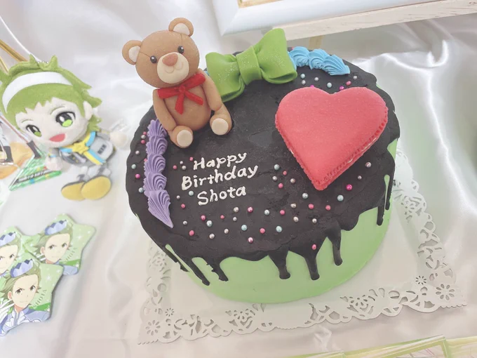 翔太Pの妹が誕生日気合い入れたいとの事だったので、ケーキのデザインをちょっとお手伝いしました。妹が頑張ってガシャした思い出深いきら☆ひめ特別ライブの翔太くんイメージです!
デザインを再現してくださったケーキ屋さん本当にすごい。 