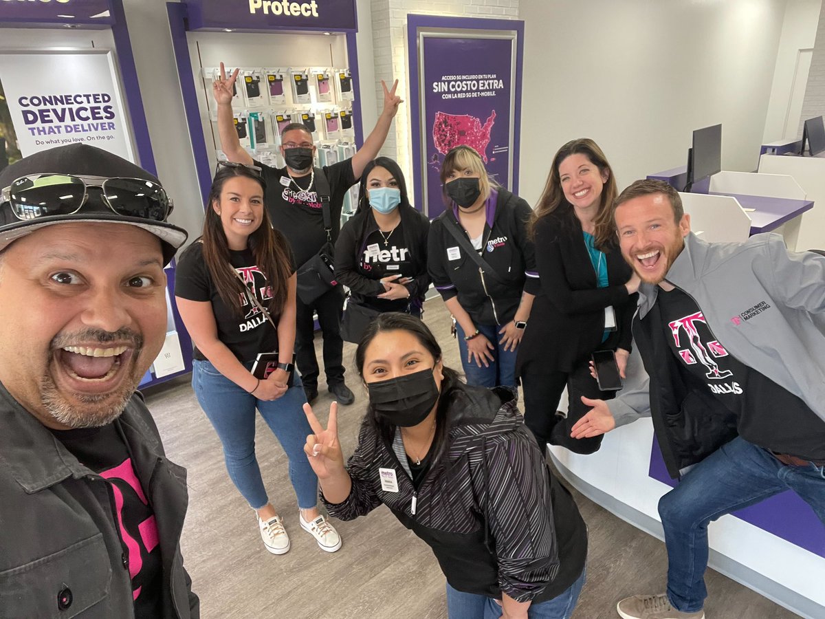 So great to be out in the field again after two years - shoutout to the amazing frontline teams that let us hang out with them for the day!👊🏼
#metrobytmobile #tmobile #tmomarketingteam #bemagenta <a href="/TeamMagentaCLos/">Carlos Diaz</a> <a href="/benzachwhite/">Ben White</a> <a href="/K_McLaughlinMKT/">Kevin McLaughlin</a>
