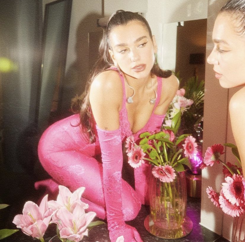 VersaceVenus_'s tweet image. Dua Lipa wearing Balenciaga