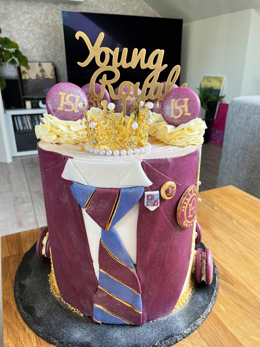 chaosmacken's tweet image. Please look at this amazing cake I got for my birthday (from my cousin)! 🥺 👑😍 YOUNG ROYALS BABYYYYY!