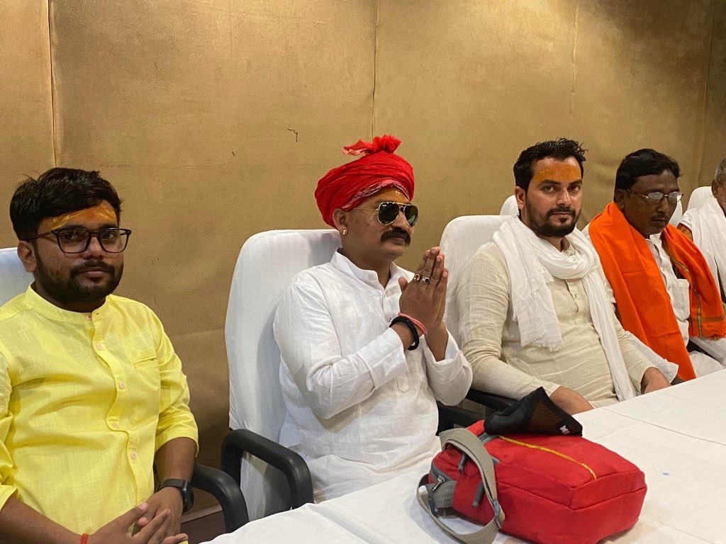 AkashKhatikMLA's tweet photo. भाजपा के शीर्ष नेतृत्व एवं @BJPSCMorcha काशी क्षेत्र के अध्यक्ष मा. @ajitrawatbjp जी के निर्देशानुसर वाराणसी में कार्यसमिति सदस्य श्री सोनू सोनकर व कार्यकर्ताओं के साथ #माइक्रो_डोनेशन_अभियान में गति बढ़ाने हेतु विमर्श किया।
हम सब कार्यकर्ता प्रति मण्डल 1500 का लक्ष्य पूरा करेंगे। https://t.co/COmrvU72kE