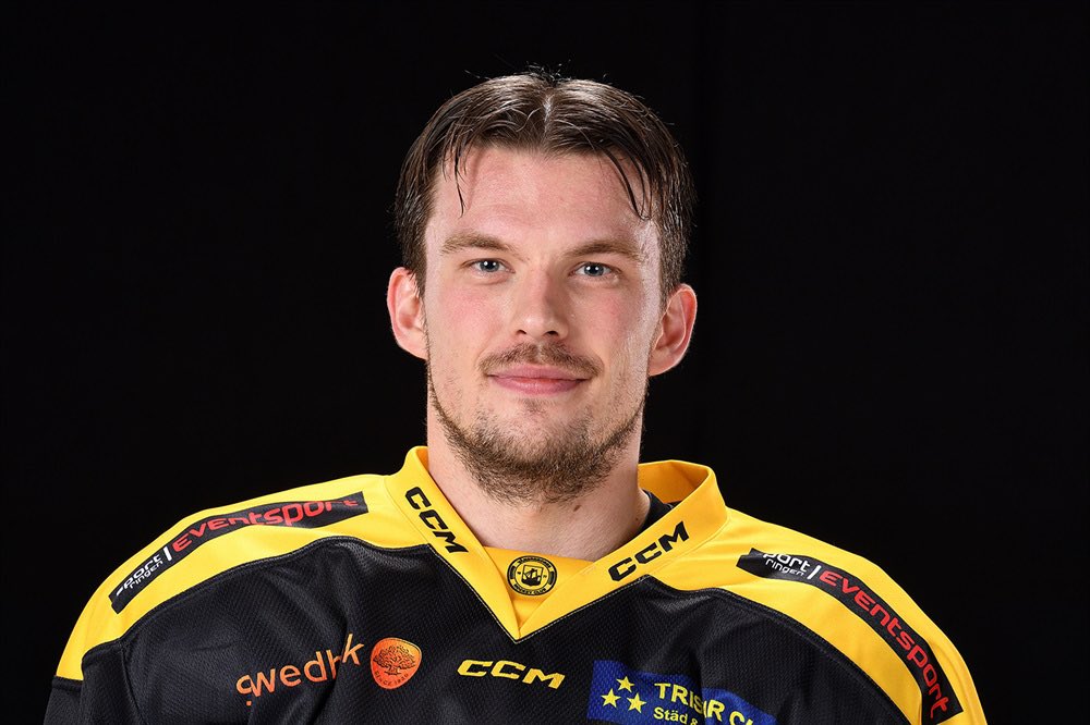 vhc_1977's tweet photo. Assisterande lagkapten Dennis Rosander förlänger med VHC! Läs mer på https://t.co/rW5Rz3WoQ2 ⚫️🟡 https://t.co/fJrXMHRatQ