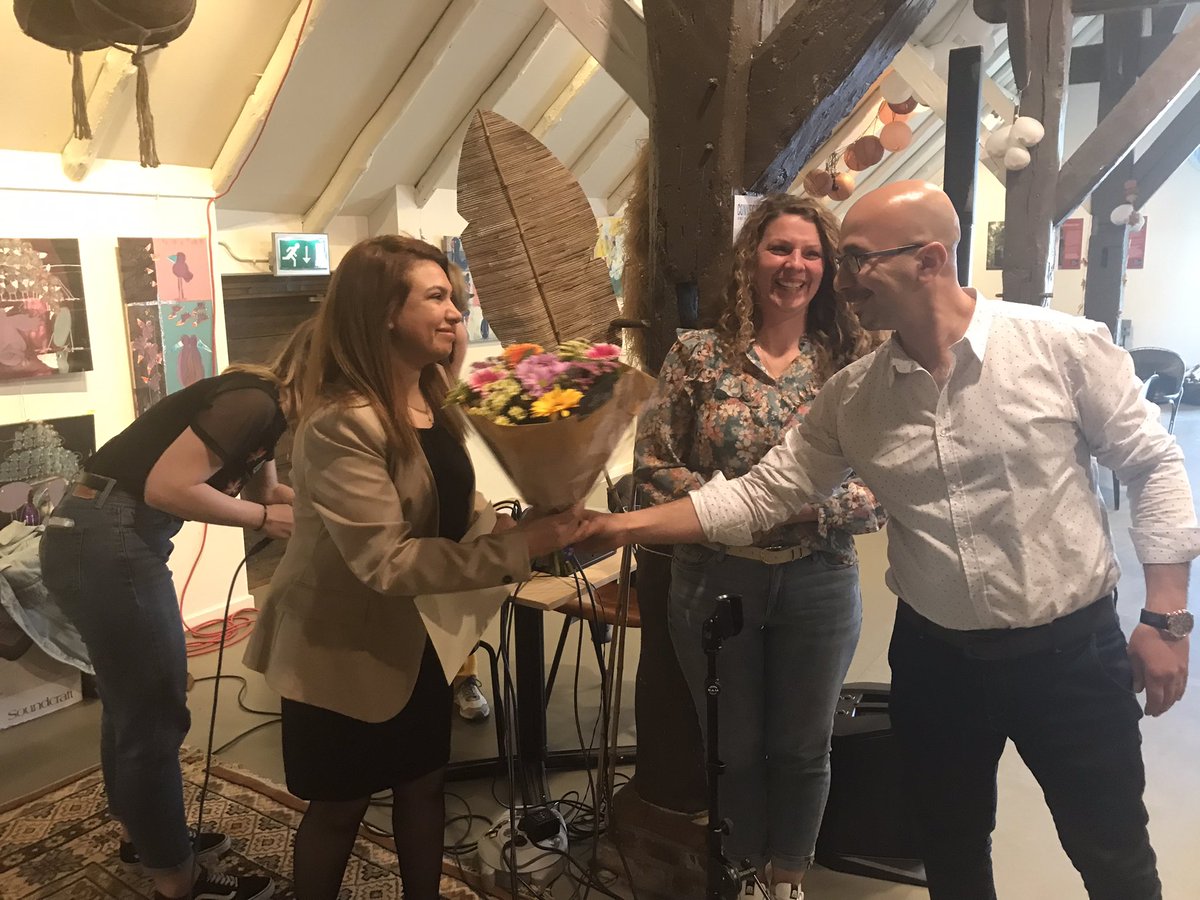 bureauwijland's tweet photo. Vanmiddag hebben 8 Arnhemse kanjers en het team van #abeautifulmess, die zich op bijzondere wijze hebben onderscheiden tijdens hun inburgerings proces de pluim “mijn Arnhemse successen”ontvangen. Deze pilot is door ons uitgevoerd in opdracht van @gemeentearnhem #arnhemsesuccessen https://t.co/V0fshCHkuK