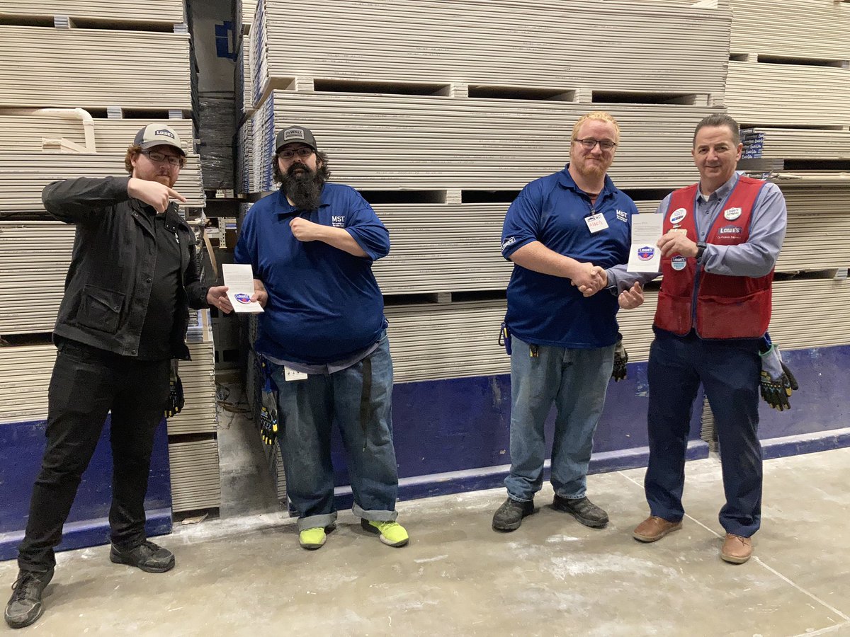 Asm Rodney showing some appreciation to the MST Scott &amp; Allen for helping get the front of the store set up for our customers!  Great team work!  <a href="/rodney54084585/">Rodney Leone</a> <a href="/FerdGonzalez01/">Ferdinand Gonzalez</a> <a href="/GallianoScott/">ScottGalliano</a> @LauraG813R1 @MYoungsonLowes