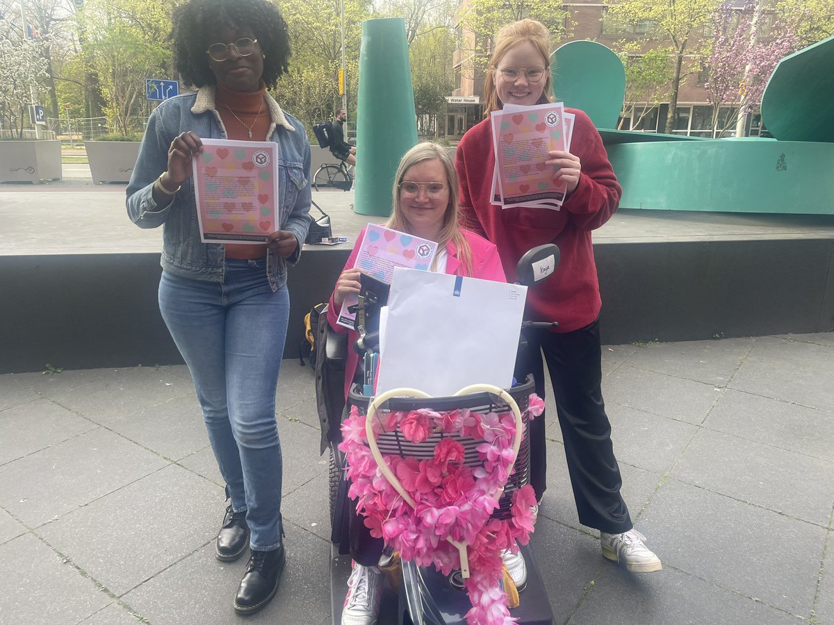 lientje1967's tweet image. Mooie actie van Kaya voor de ingang van Tweede Kamer, op deze #DagTegenPesten. Deze brief deelt ze uit. 💕❤️💙🙏