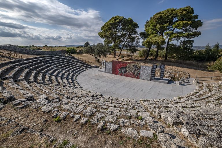 CasaLettori's tweet photo. È venuto il momento di cantare
una esequie al passato
Alda Merini
#LiberandoIPensieri a #CasaLettori
Teatro greco di Palazzolo Acreide, l'antica Akrai https://t.co/cijz54D0N3