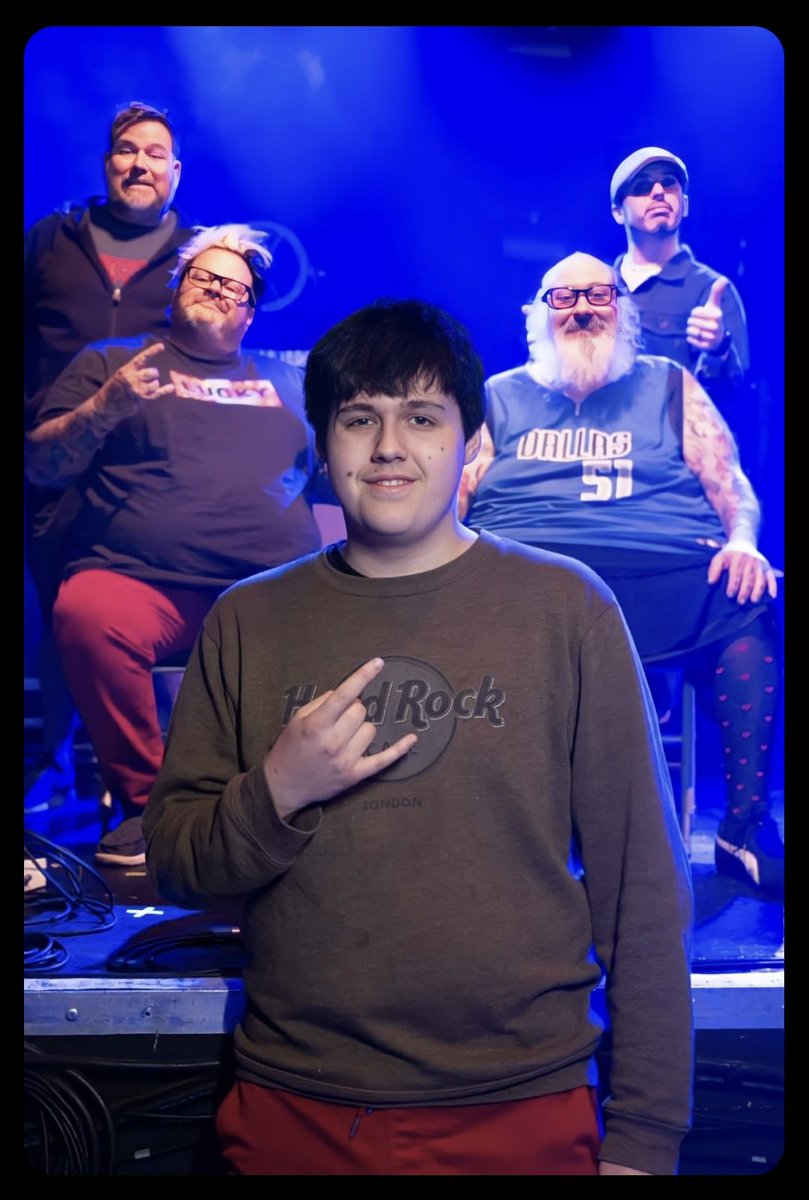 fionafreeman's tweet photo. So awesome to be able to share my ❤️ of @bfsrocks  with Dylan . #faves #BowlingforSoup   #son  #bowlingforsoupfanpage #BFSFAM . https://t.co/dLIiV5E5JG