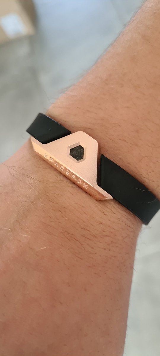 _Quentin2393's tweet photo. Merci @Spacefox_shop ! Très satisfait de posséder un morceau de #Mars autour du poignet ! #SPCFX https://t.co/mo8sSyIhDz