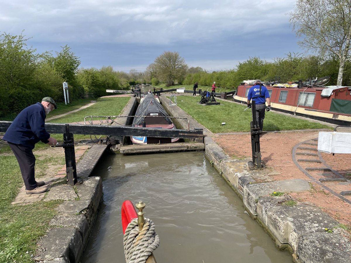 maines_steve's tweet photo. Backing up into the exit of the top lock at  Hillmorton to pick up the butty. https://t.co/TW44aGUrrU