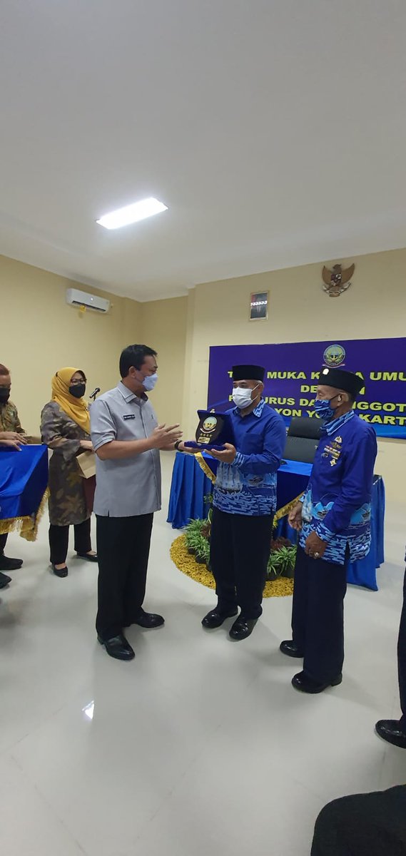 _TNIAL_'s tweet photo. Antusiasme Purnawirawan TNI AL Bertemu Ketum PPAL di Yogyakarta
https://t.co/HijOv0HoQk
#jalesvevajayamahe #tnial #indonesiannavy #maritimjayaindonesiamaju #ppal https://t.co/R4qHwTwUdb