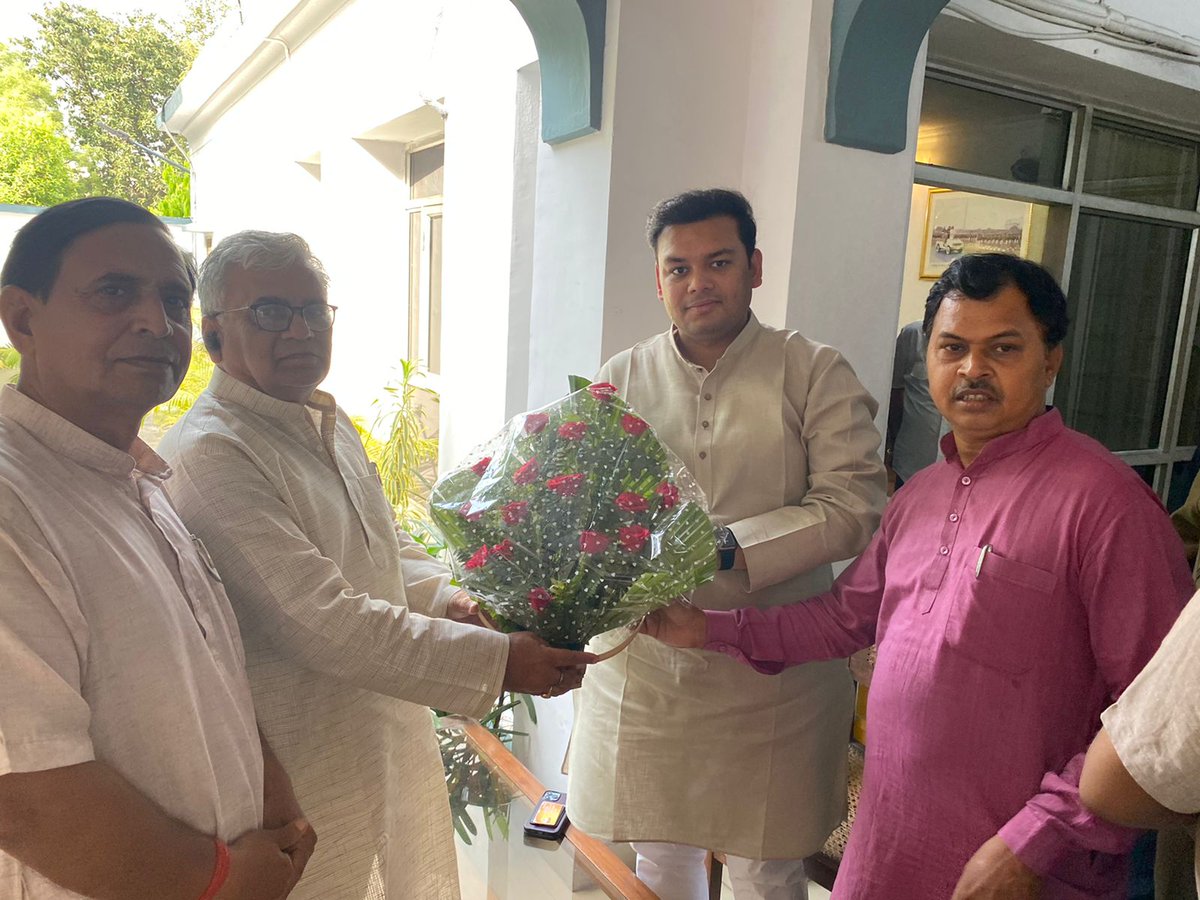 sssrsm21's tweet photo. आज राष्ट्रीय शैक्षिक महासंघ उत्तर प्रदेश प्राथमिक संवर्ग का प्रतिनिधिमंडल प्रदेश अध्यक्ष अजीत सिंह के नेतृत्व शिक्षा मंत्री बेसिक आदरणीय संदीप सिंह जी से मिलकर बधाई दी https://t.co/no3suutFXM