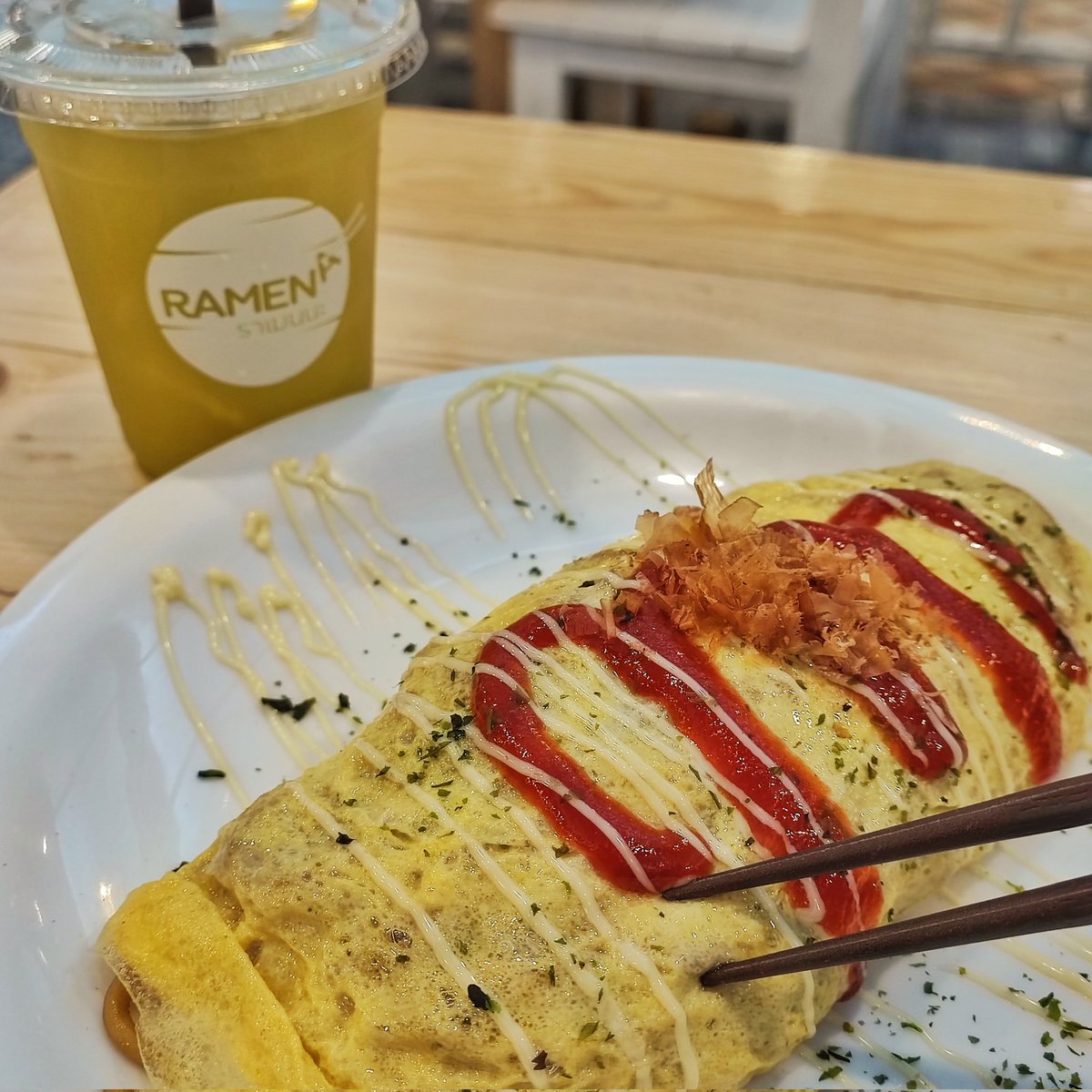 squidmanexe's tweet photo. แวะกินยากิโซบะห่อไข่หน่อย... 😋
ไม่ได้มาเกือบเดือนแล้ว... 😁
#Ramena #CenterOne https://t.co/yOHJqIwrz1