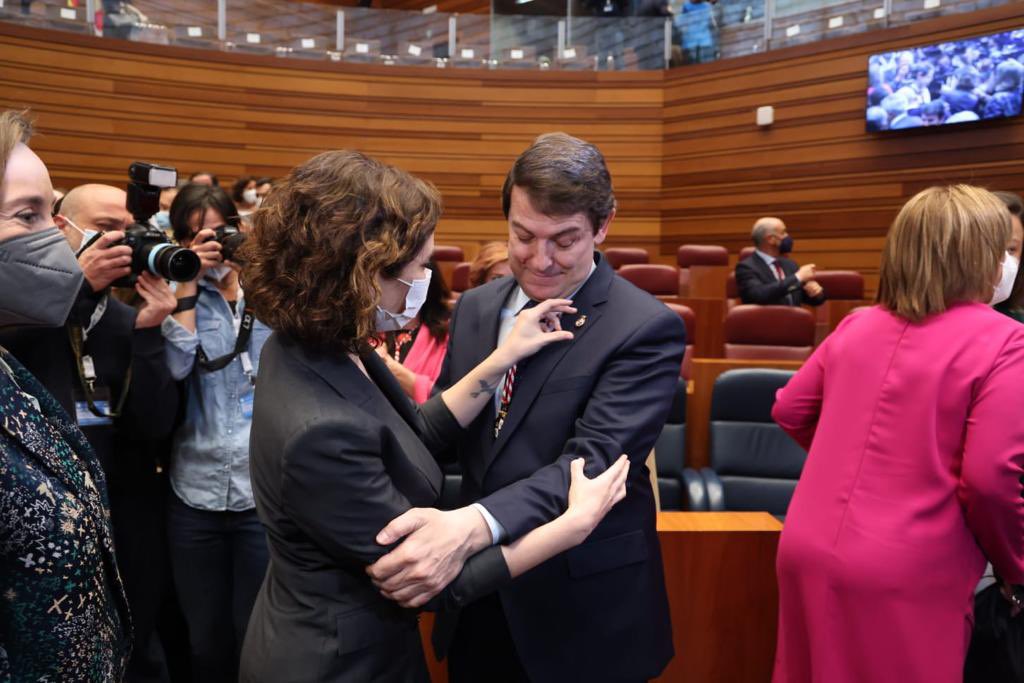 IdiazAyuso's tweet photo. Hoy comienza una nueva etapa en Castilla y León donde la prosperidad, el respeto y la libertad serán señas de identidad de políticas tan necesarias en estos momentos. 

Felicidades. https://t.co/g8GzbEKYrn