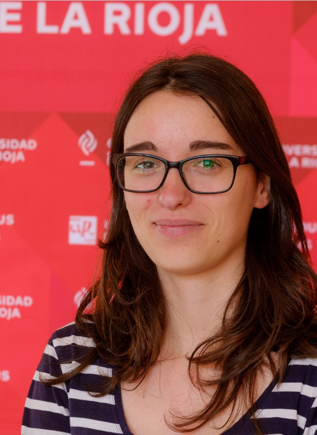 Alicia Muro, #doctoraUR con una tesis sobre la no fiabilidad del narrador, su conexión con las masculinidades y cómo el trauma, la culpa, la vergüenza y la masculinidad afectan a la narración en la literatura irlandesa.

¡Enhorabuena, Alicia 👏👏👏👏!

ow.ly/eUQR50IMox7