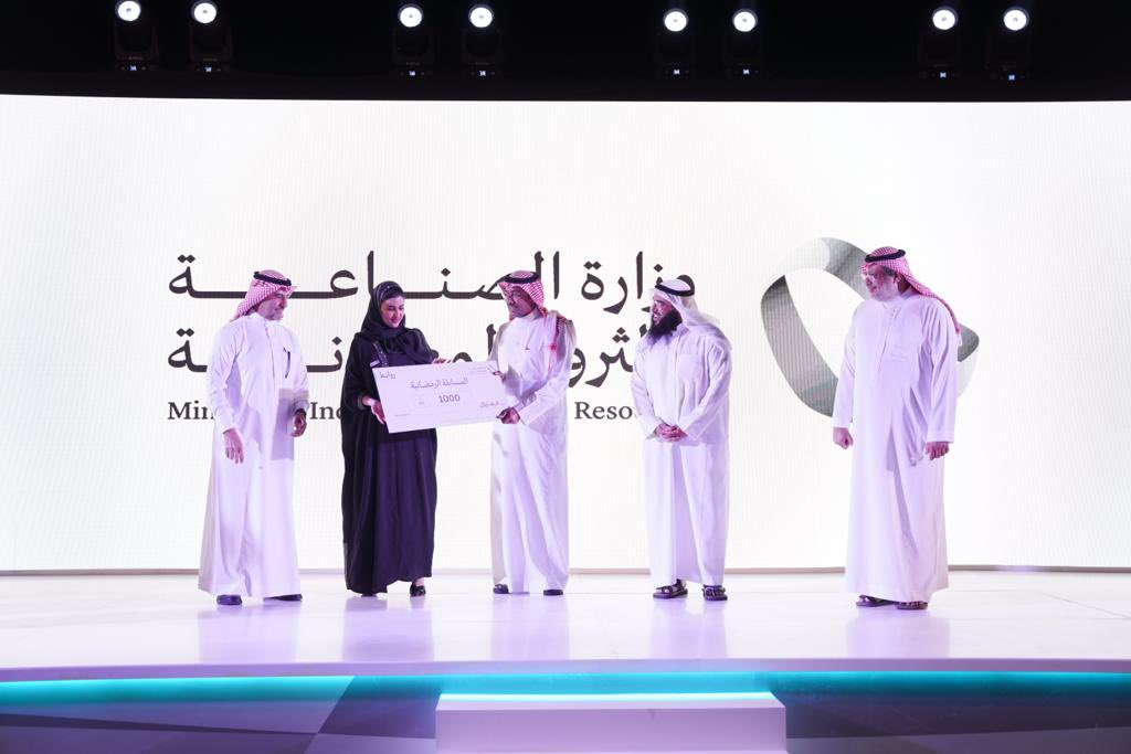 في أمسية رمضانية التقيت مساء أمس بزملائي وزميلاتي منسوبي الوزارة في الرياض، وسط أجواء حرصنا فيها على البعد عن كل ما يذكرنا بمهامنا الروتينية، والتعرف عن قرب على اهتماماتنا، وسعدت خلالها بتكريم المتقاعدين الذين خدموا الوطن بكل إخلاص وتفانٍ. فشكرًا لجميع من عمل على تنظيم هذا اللقاء