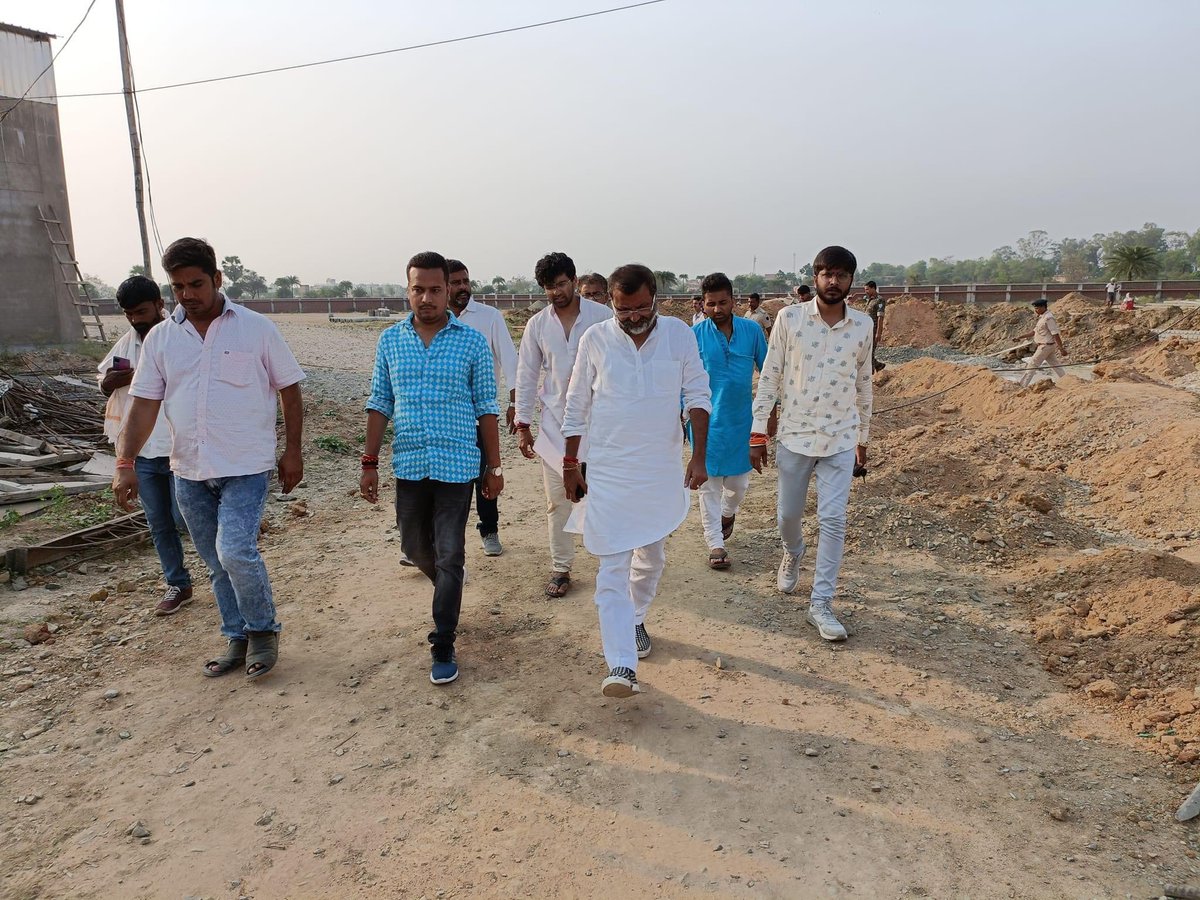 nishikant_dubey's tweet photo. माननीय प्रधानमंत्री@narendramodi जी का का तोहफ़ा,देवघर में केन्द्र सरकार की अमृत योजना से बन रहे अन्तरराज्जीय बस अड्डे का निरीक्षण किया ।बाघमारा में २० एकड़ का यह बस अड्डा शहर के ट्रैफ़िक समस्या,अन्तर्राष्ट्रीय शहर बनाने में सहायक होगा,आशा है कि सावन मेले के पहले यह चालू हो जाएगा https://t.co/Dj1I4cdNi2