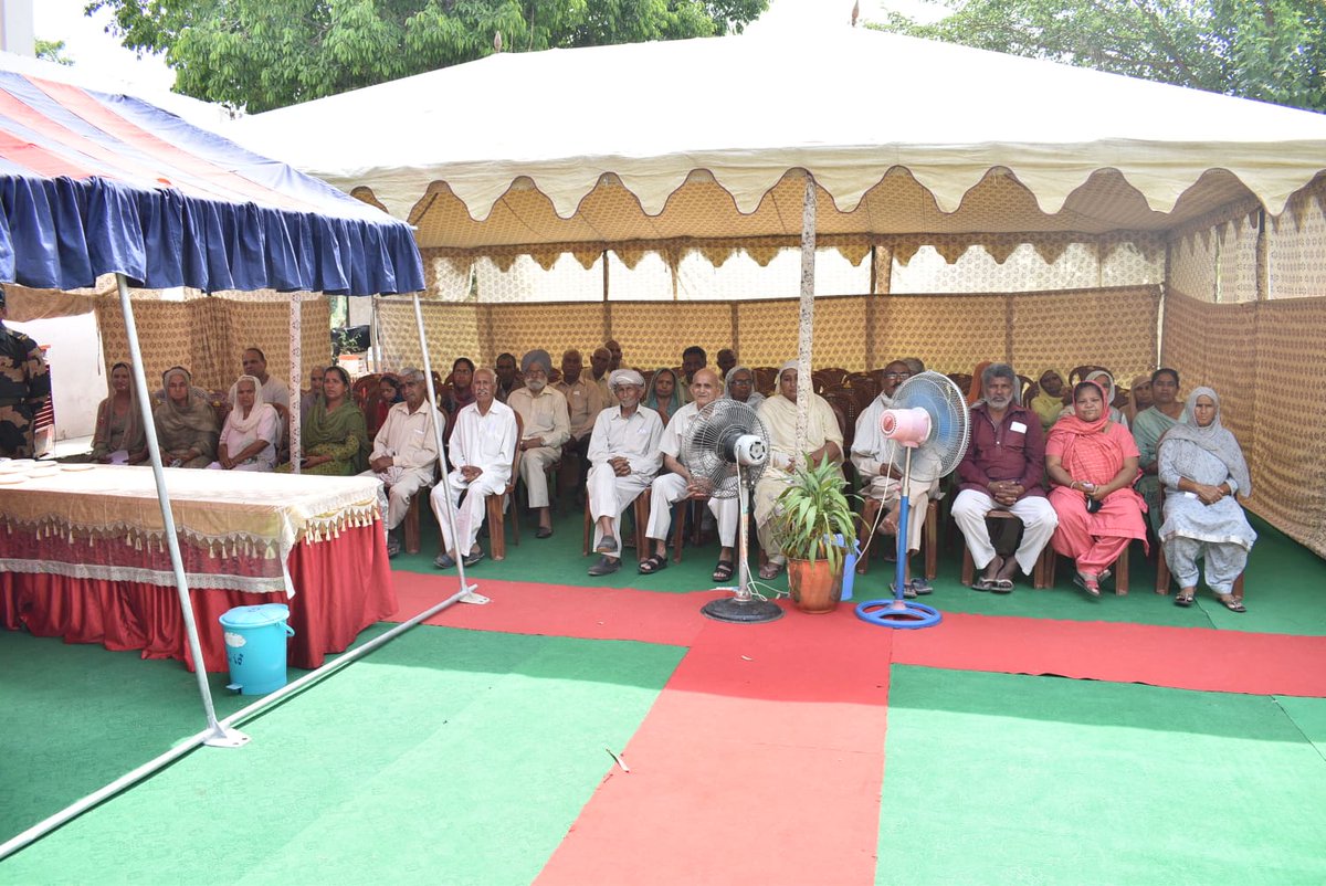 bsf_jammu's tweet photo. Today,#CivicActionProgramme including #FreeMedicalCamp for eye patients was organised by Sh Sanjay Kumar,Comdt @bsf_jammu in RS Pura border area.
Approx150 eye patients of border villagers were treated by eye specialists with an aim to reach out to border population.
@BSF_India https://t.co/Zoxcadt7OC