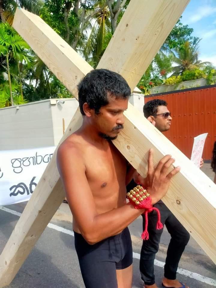 batikwithiresha's tweet photo. @NewsfirstSL Artist #JehanAppuhami has started his walk from Katuwapitiya  carrying a cross to Kochikade St. Anthonies shrine. #JusticeForEastrAttackVictims #EasterSundayAttackinSriLanka

#Anonymous #GoHomeGota2022 #AnonymousSaveSriLanka  #ArrestRajapakshas #freezrajapaksemoney #GotaGottaGo https://t.co/aqTv6InFJL