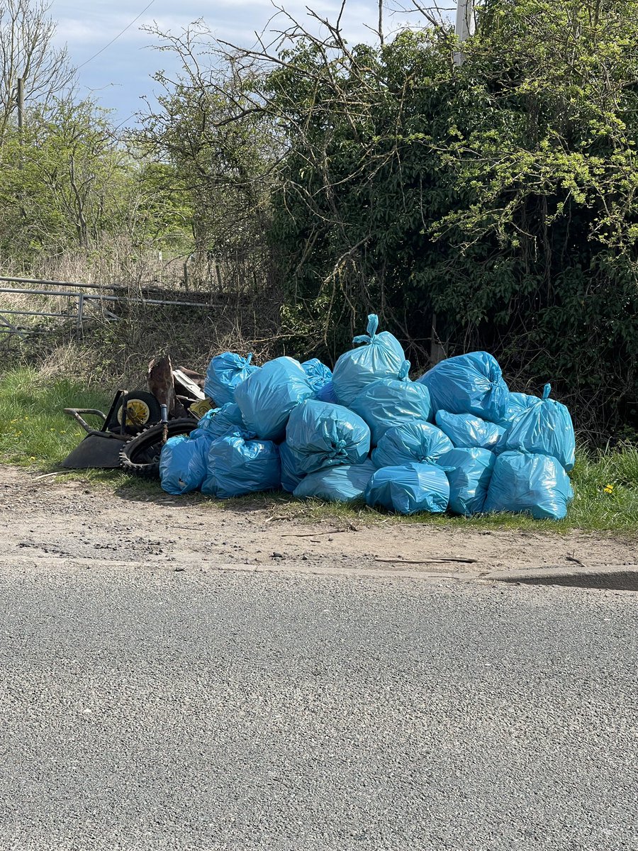 33 bags plus assorted unbaggable litter cleared from Enderby Road (B582) this morning by the mighty #enderbylitterwombles. 

#leicestershire #keepbritaintidy #dontbeatosser #binit #voluntarywork