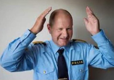 Sverige är på rätt väg, även om ingen såg de mestadels fredliga protesterna mot nazismen under påsken komma. Men jag har nu bett Magdalena att be Morgan att återinsätta Dan snarast, så det blir lite ordning även inom polisen. Ingen kan säga "Hjälp oss" som Dan. #svpol #Riots
