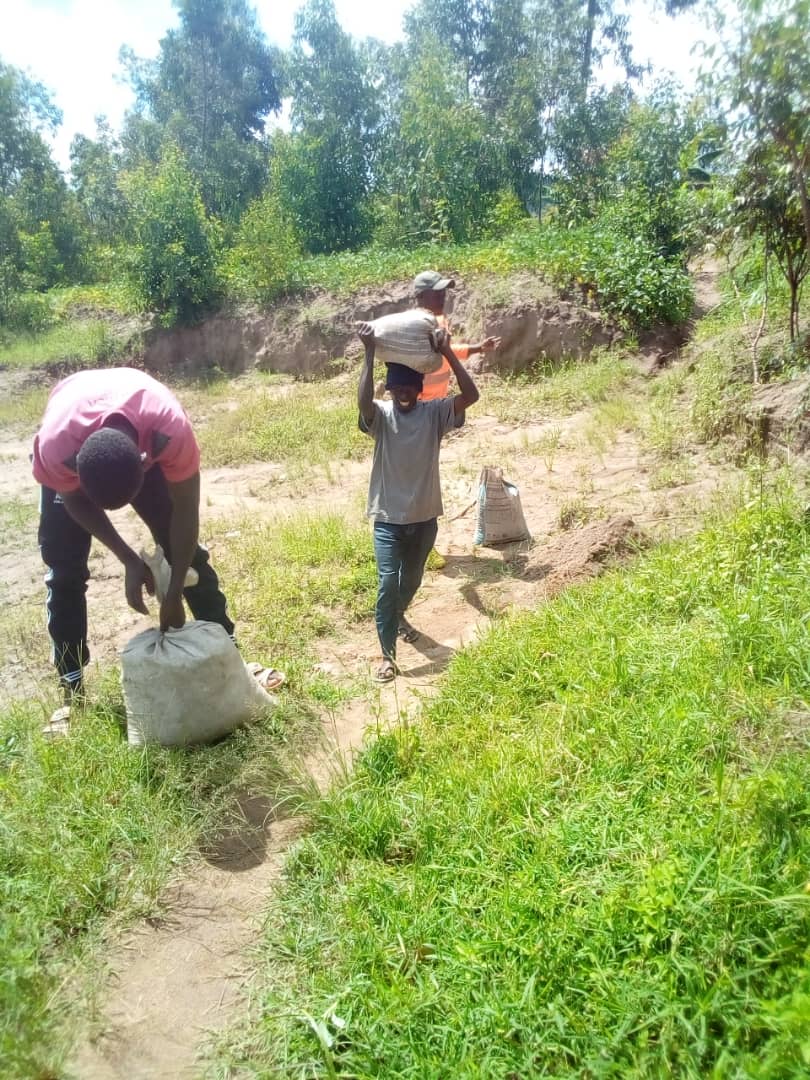 RuhangoNYC's tweet photo. Urubyiruko @RuhangoDistrict  rwakoze ibikorwa bikurikira :gutunda ibiti byo gusana igisenge ,gusibura umuyoboro w'amazi, gutunda umucanga uzifashishwa kubaka ibiro by'akagali.@RwandaYouth https://t.co/3oialhjWAr