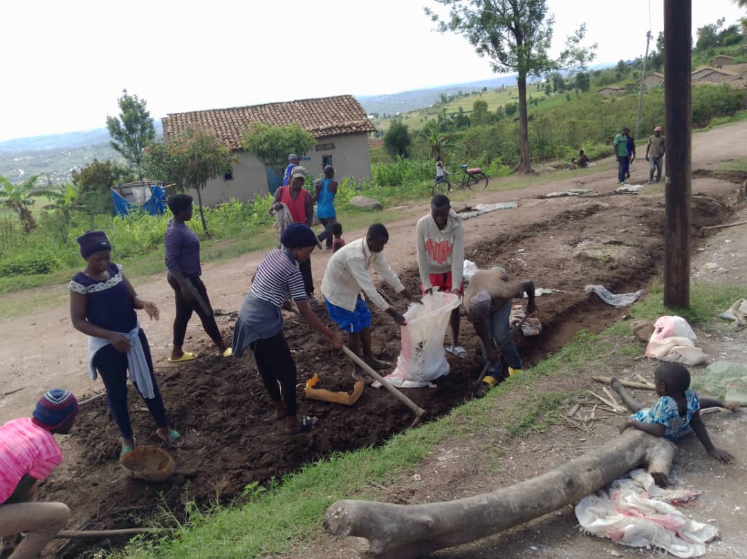 RuhangoNYC's tweet photo. Urubyiruko @RuhangoDistrict  rwakoze ibikorwa bikurikira :gutunda ibiti byo gusana igisenge ,gusibura umuyoboro w'amazi, gutunda umucanga uzifashishwa kubaka ibiro by'akagali.@RwandaYouth https://t.co/3oialhjWAr