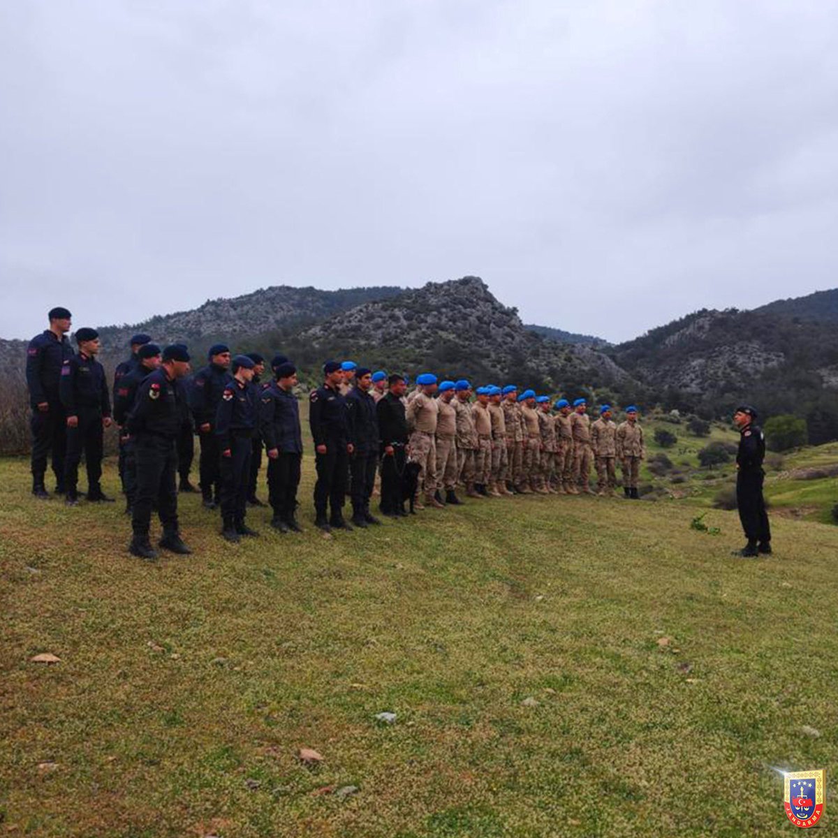 Aradık
Bulduk
Kavuşturduk.

Manisa Akhisar’da kaybolduğu öğrenilen 80 yaşındaki vatandaşımız, İl Jandarma Komutanlığı emrinde görevli personelimiz, İHA ve AFAD personeli ile yapılan müşterek arama neticesinde 4 gün sonra bulunarak tedavi işlemleri için hastaneye sevk edilmiştir.