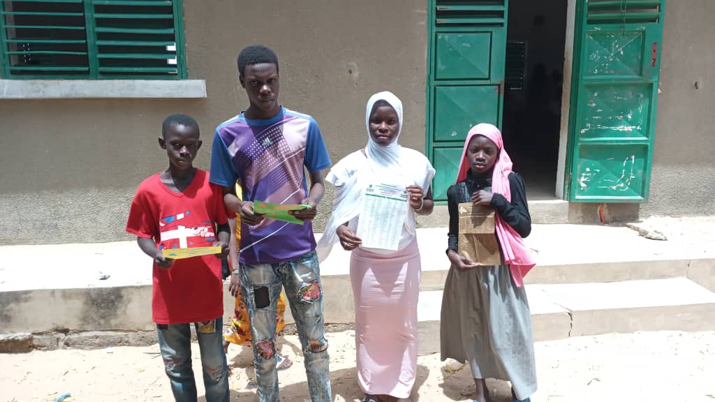 CorpsafricaSen's tweet photo. Dié Rose Ndiaye, Volontaire @CorpsafricaSen affectée à Ndioloffène (Diourbel) a initié une activité d'éducation à la #citoyenneté avec l'élection du gouvernement scolaire et un atelier de confection de poubelles #écologiques pour éduquer les élèves sur la #protection_de_l_enviro https://t.co/fMpnzV62tk