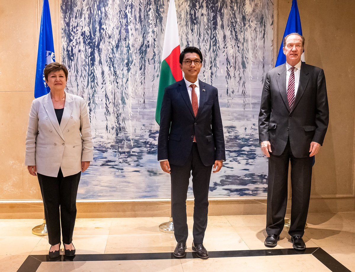 SE_Rajoelina's tweet photo. Une grande première dans l'histoire de Bretton Woods: rencontre fructueuse avec @DavidMalpassWBG et @KGeorgieva à Washington DC. Madagascar est honoré du soutien et de l’accompagnement de la @Banquemondiale et @IMFNews pour son développement et  dans  ses ambitions d’émergence. https://t.co/yPUbjEh3hK