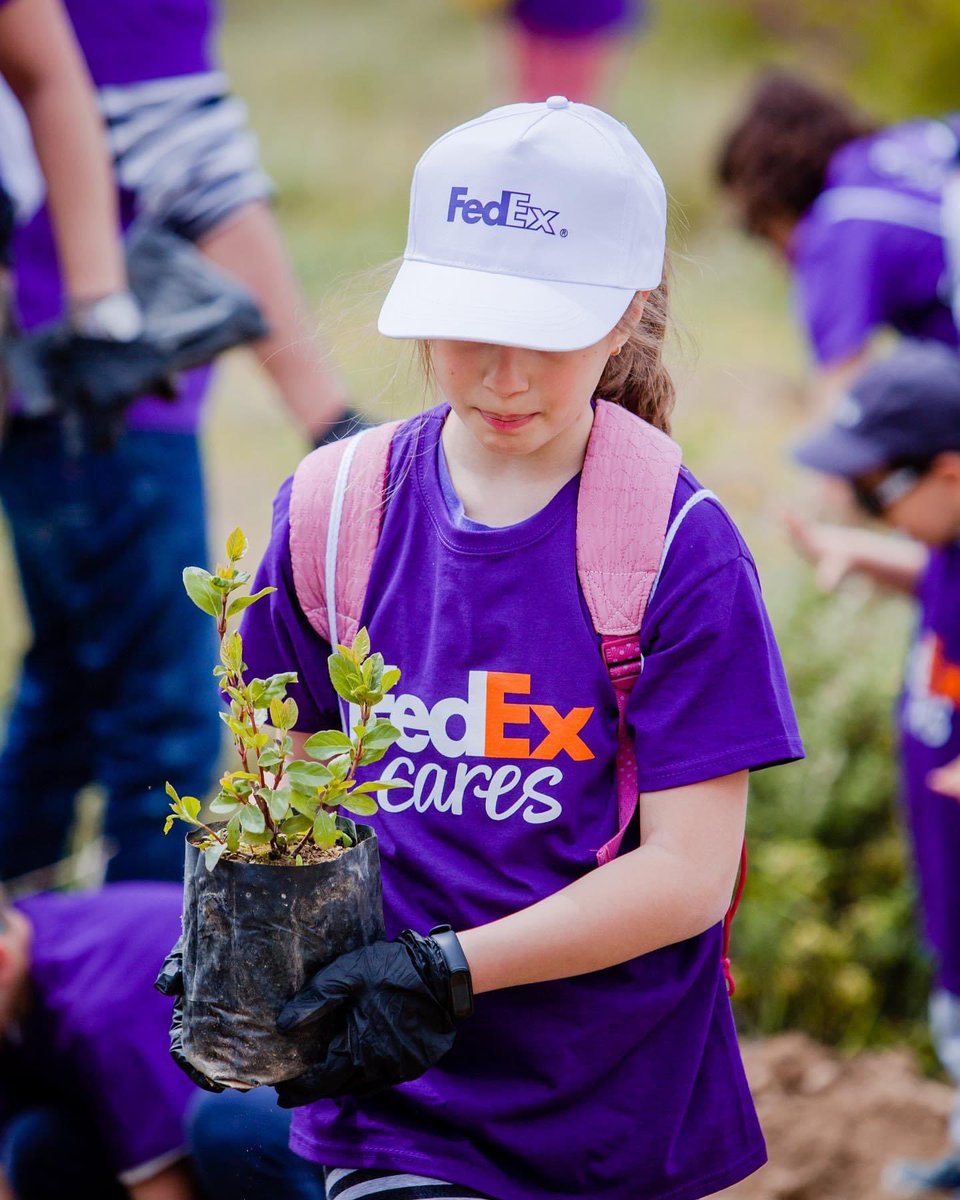 Το περασμένο Σάββατο, πραγματοποιήσαμε ακόμα μία μεγάλη δενδροφύτευση σε πυρόπληκτη περιοχή εντός του Δήμου Ηλιούπολης🌳🌳

Κοντά μας είχαμε την @fedex και τους υπέροχους ανθρώπους της, που με χαρά ήρθαν να συνδράμουν στην αναγέννηση του δάσους.