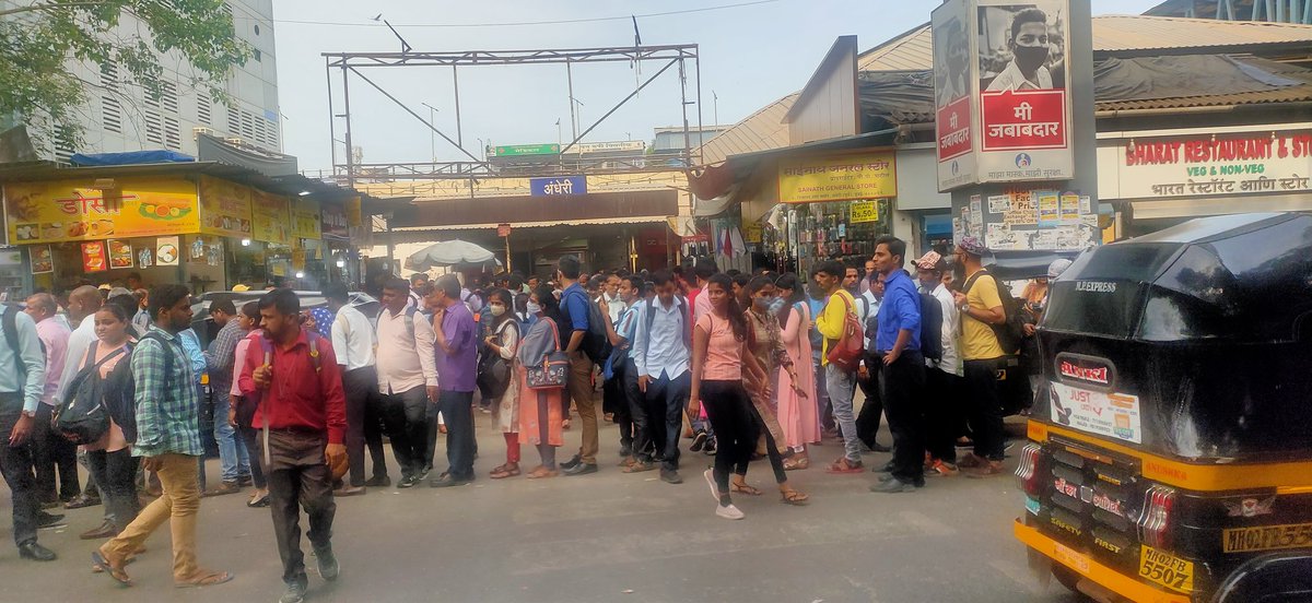AndheriLOCA's tweet image. Andheri East Skywalk is shut since long time
In morning time lot of rush is there &amp;amp;
It&apos;s inconveniencing citizens
@WesternRly @drmbct @AshwiniVaishnaw
Plz open it asap
@mumbairailusers
@rajtoday
@MehulThakkar_ 
@Shashankrao06 @Kun_Srivastav
@sssaaagar
@akshaywcam1
@Sahilinfra2