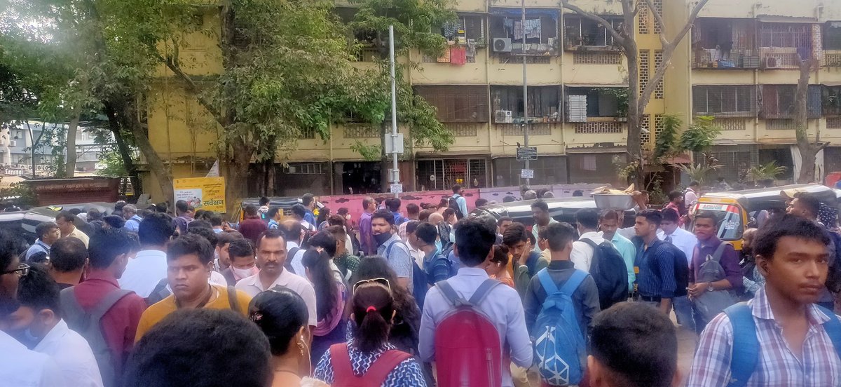 AndheriLOCA's tweet image. Andheri East Skywalk is shut since long time
In morning time lot of rush is there &amp;amp;
It&apos;s inconveniencing citizens
@WesternRly @drmbct @AshwiniVaishnaw
Plz open it asap
@mumbairailusers
@rajtoday
@MehulThakkar_ 
@Shashankrao06 @Kun_Srivastav
@sssaaagar
@akshaywcam1
@Sahilinfra2